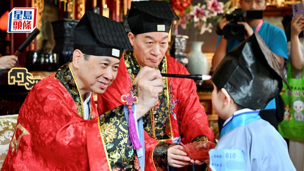 约150名准小一学童，身穿传统儒家服饰，参与礼拜孔子、朱砂点痣等仪式。