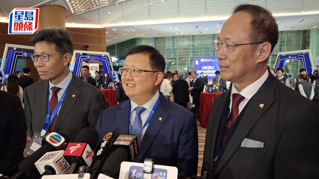 浸大校董會暨諮議會主席黃英豪（中）表示，浸大衷心祝賀科大。歐文瀚攝