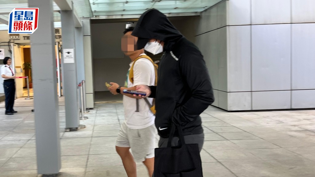 其中一被告陳卓軒（穿黑衣戴白口罩）。資料圖片
