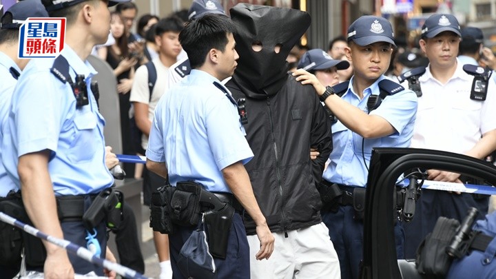 涉案男女被捕带走。杨伟亨摄