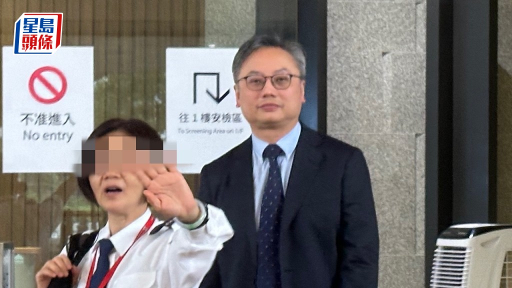 心臟科顧問醫生陳日新（右）指，新型起搏器較安全及低風險。黃巧兒攝