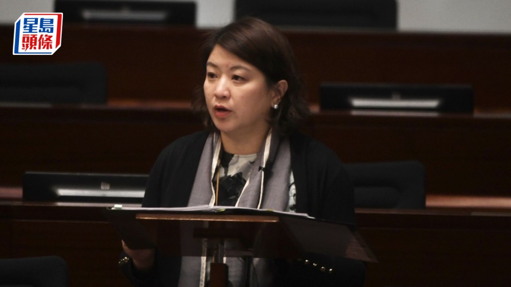 立法會審議加煙稅草案 政府續以七成半稅率為目標推動控煙。何君健攝
