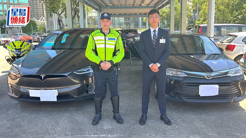 警方打擊「白牌車」非法載客取酬共拘4人。林思明攝   