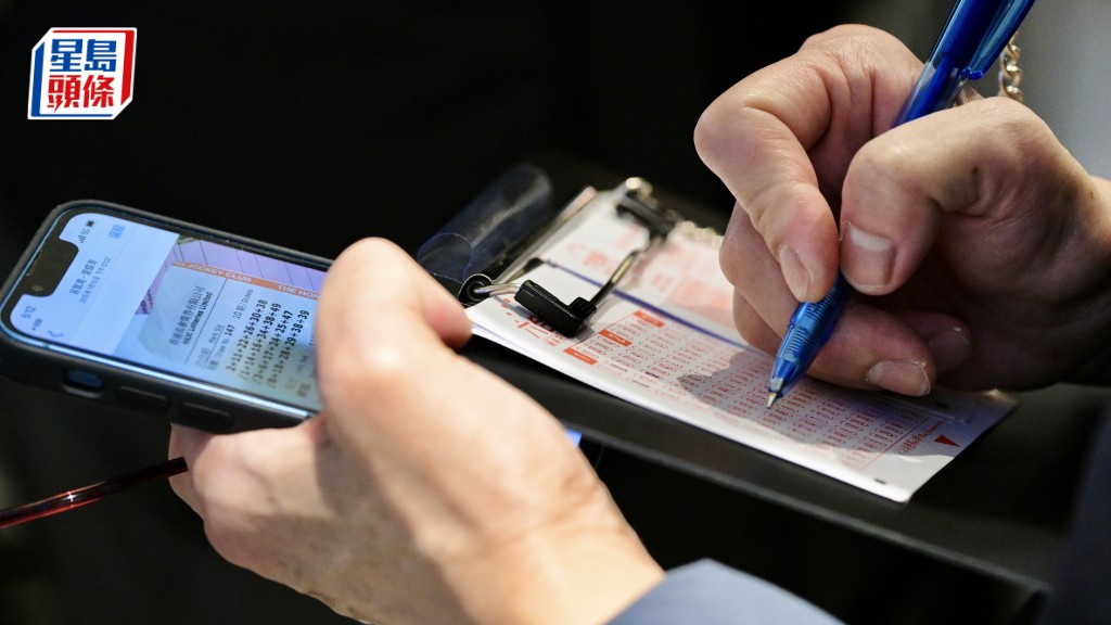 第44期六合彩今晚（4月23日）搅珠，若以10元一注独中，头奖奖金高达2,000万元。资料图片