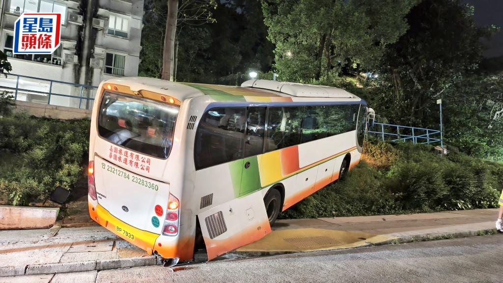 案發日肇事穿梭巴士失控衝上斜坡，並涉撞倒六旬女途人。資料圖片