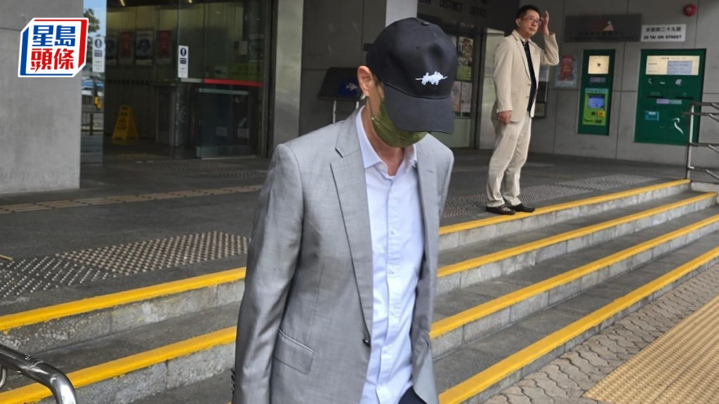 陸毅強（戴帽）應訊後離開法庭。王仁昌攝