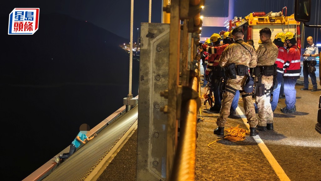 青馬大橋的士男乘客跳車 再翻欄危坐橋邊 與警方消防對峙。黃文威攝