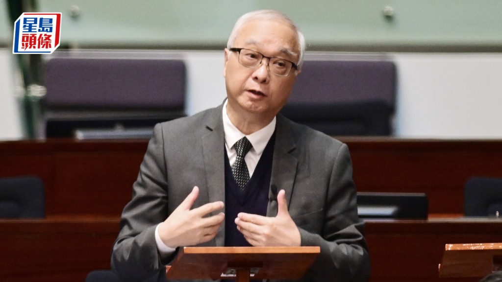 環境及生態局局長謝展寰今日到立法會環境事務委員會，交代實施垃圾徵費進度報告。