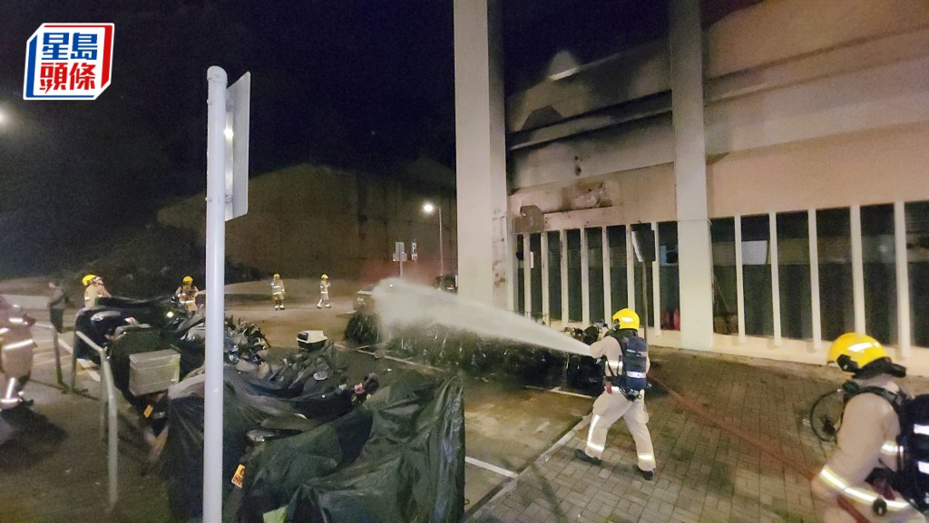被告鄧柏麟當日縱火將泊車位上31輛電單車燒毀，並波及附近私家車與容鳳書紀念中心的外牆。資料圖片