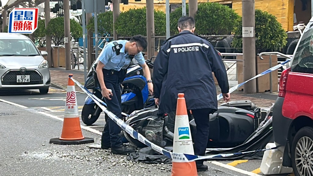 電單車損毀，車主腿受傷送院。林思明攝