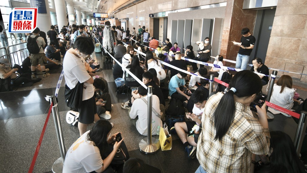 動漫節今日起一連五日在灣仔會展舉行，未開幕現場人頭湧湧，人龍已經延長到場外。陳浩元攝