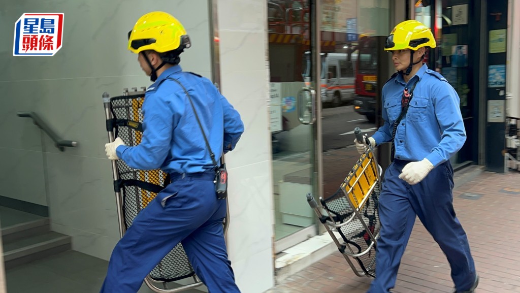 消防到場協助移走遺體。楊偉亨攝