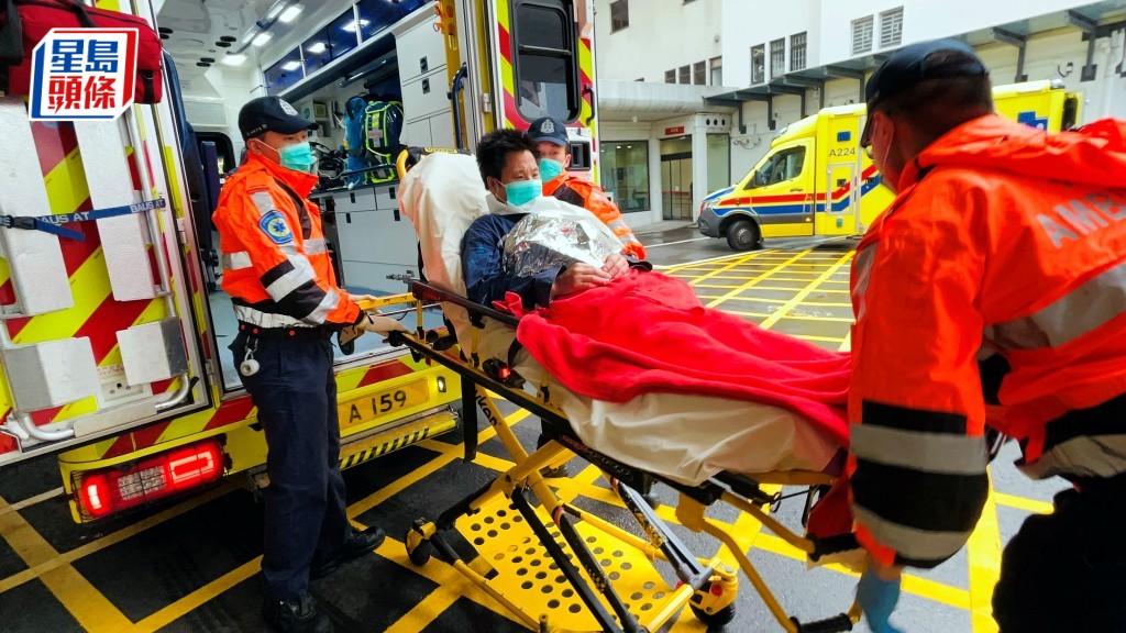 當日撞船意外後，多名船員被救起送院。資料圖片