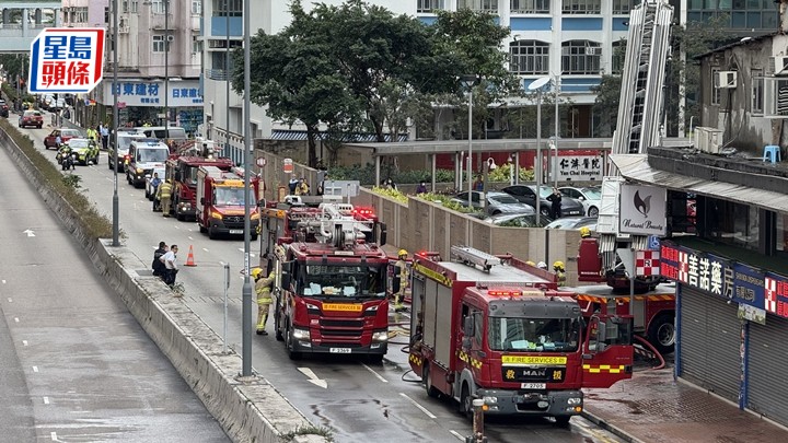 荃樂大廈火警，消防到場灌救。盧江球攝