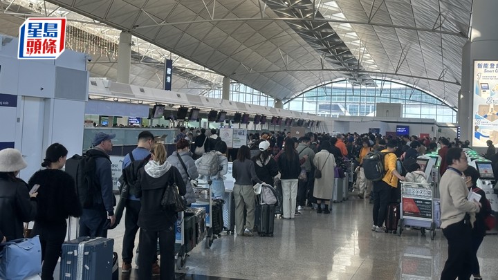 農曆新年不少市民外遊,香港航空櫃位出現排隊人龍。梁國峰攝