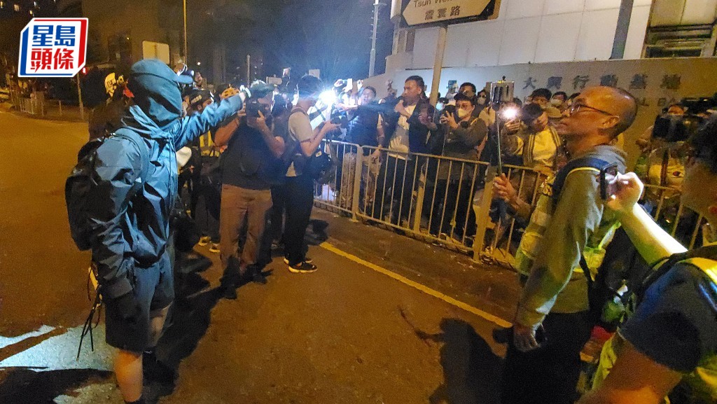 案發日有示威者在大興行動基地外叫嚣、以鐳射筆等照向警方等。資料圖片