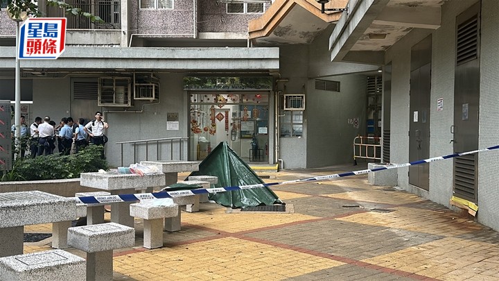 男子全身赤裸墮樓亡，警員用帳篷遮蔽遺體調查。劉漢權攝