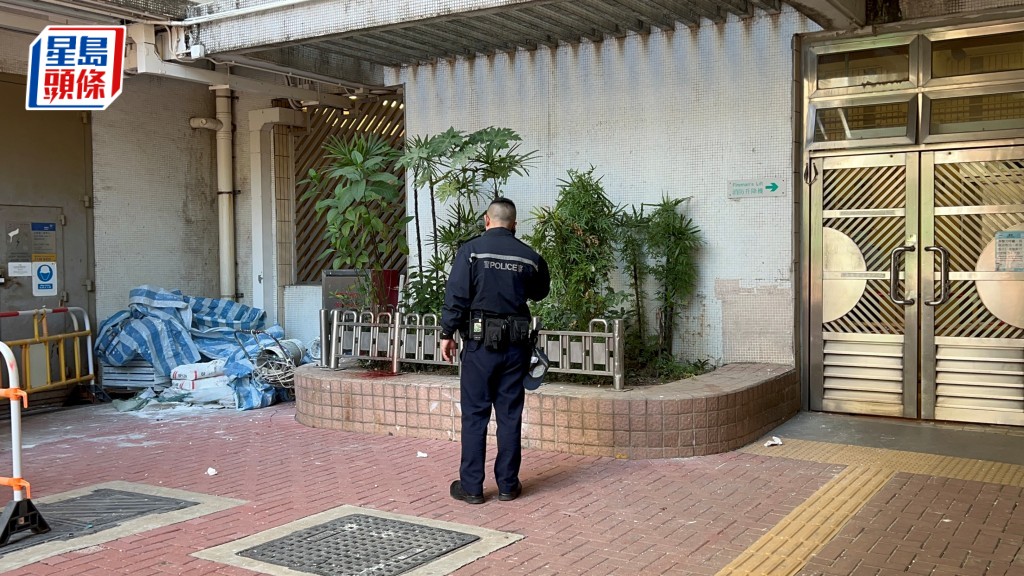 女子高處墮平台當場死亡,警員到場調查。林思明攝