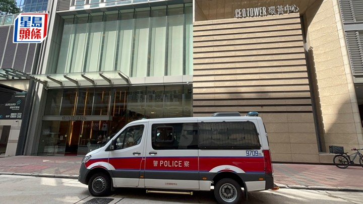 警方到《橙新聞》辦公室調查。楊偉亨攝