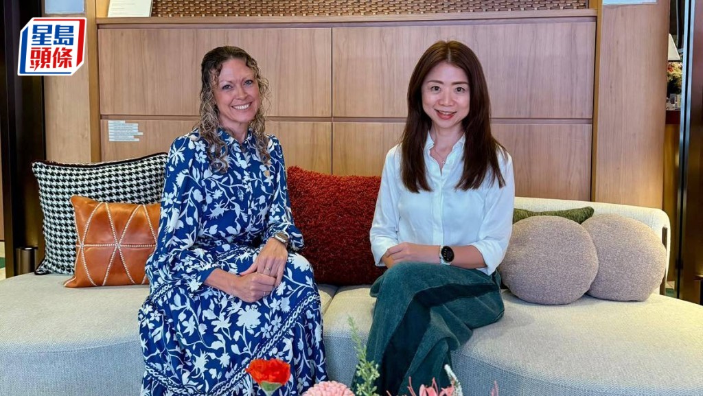 香港包玉剛學校創校校長Cathy Braithwaite （左) 新世界發展營業及市務部總監 何家欣小姐 (右）。