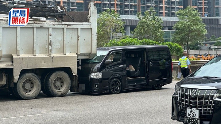 一輛私家車插入吊臂車車尾。譚智成攝