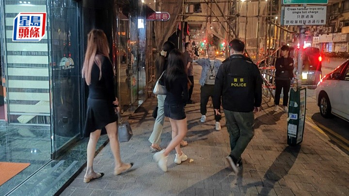 港島總區反三合會行動組人員突擊巡查灣仔區駱克道一娛樂場所。警方提供