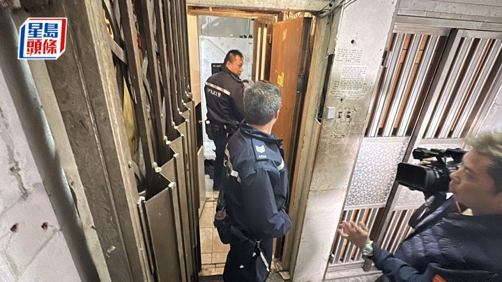 警員到涉事單位調查。劉漢權攝