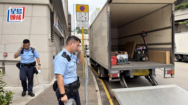 運輸男工卸下吸音板遭壓傷腳，警員列作工業意外調查。梁國峰攝