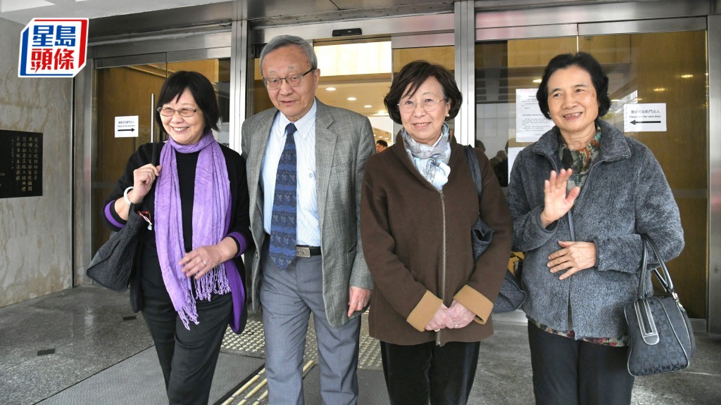 左起龔因心、龔仁心、龔中心和劉元春今日到庭應審。何健勇攝
