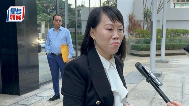 獲裁定3項無牌行醫罪脫的趙淑儀，庭外拒回應記者提問。王仁昌攝