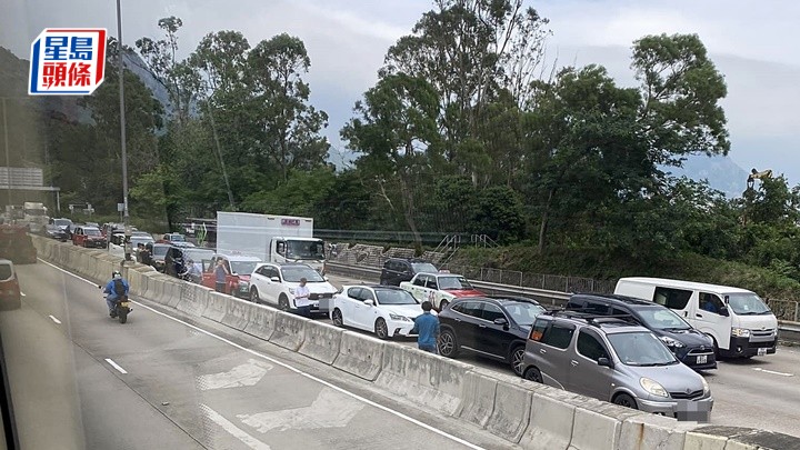 龍翔道發生八車串燒車禍。fb：馬路的事討論區