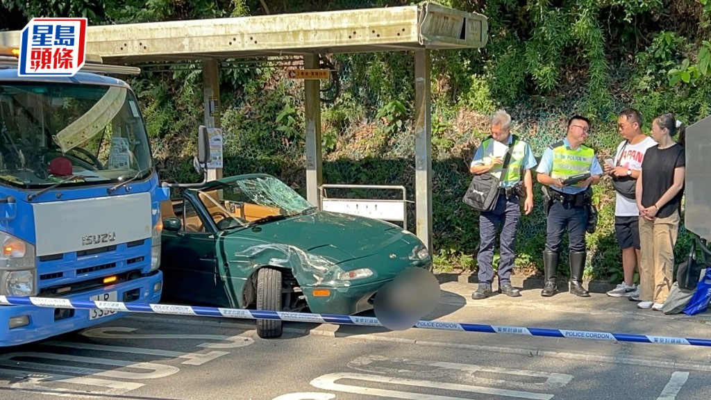 私家車剷上行人路撞巴士站候車乘客。楊偉亨攝