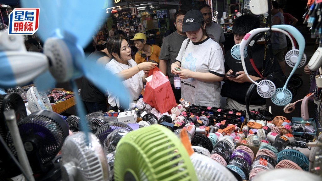 破紀錄高溫︱深水埗風扇檔門庭若市 地盤工友買風扇衣開工 檔主：爆曬數