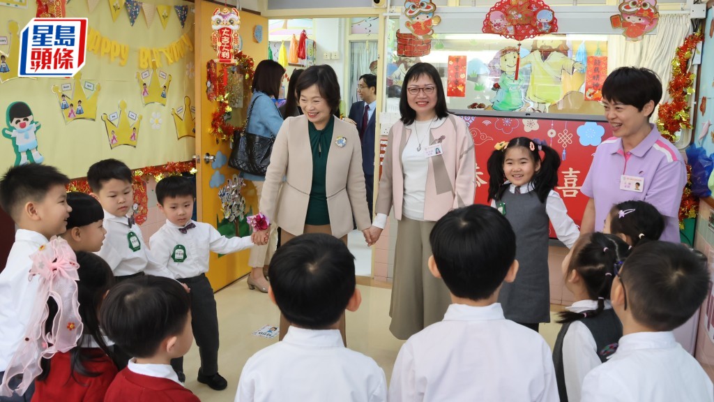 蔡若蓮探訪其中一間幼稚園期間，與學生一同牽手遊玩。教育局提供