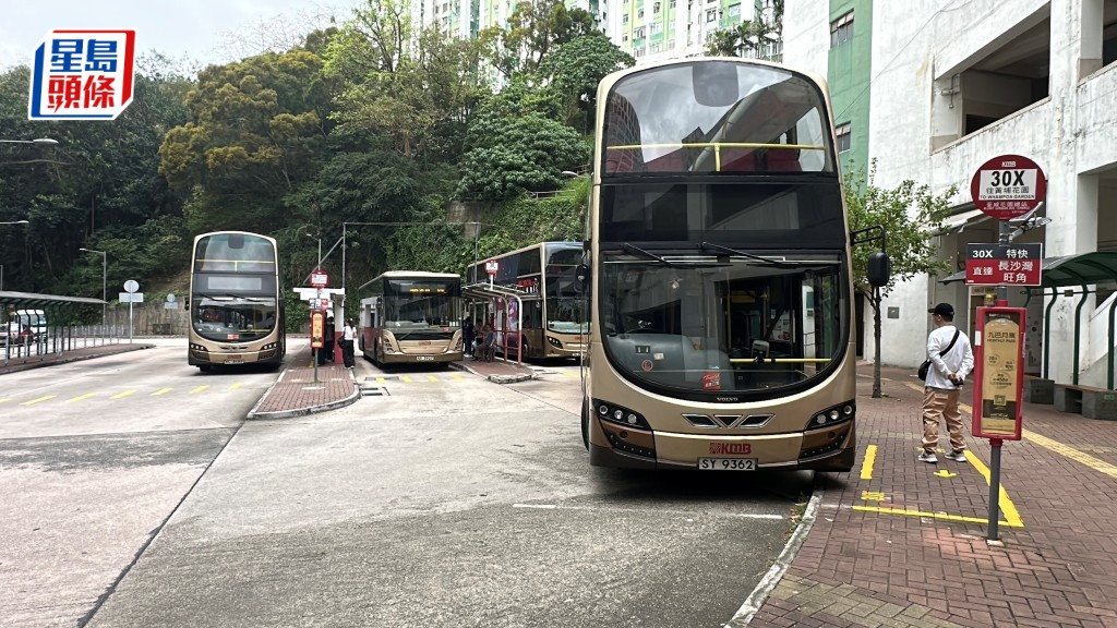 荃威花園總站發生巴士相撞意外。劉漢權攝