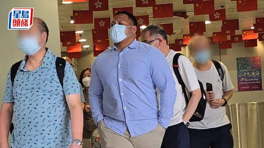 被告 Solomona Penesa Faizal（左2、穿藍色長袖裇衫） 。王仁昌攝