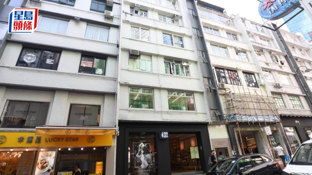 白沙道潮店人龍再現 需等候逾2小時 業界稱實體店有存在價值