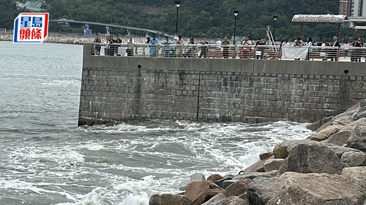 將軍澳海面湧現白頭浪，逾百名市民感受風威力。林思明攝