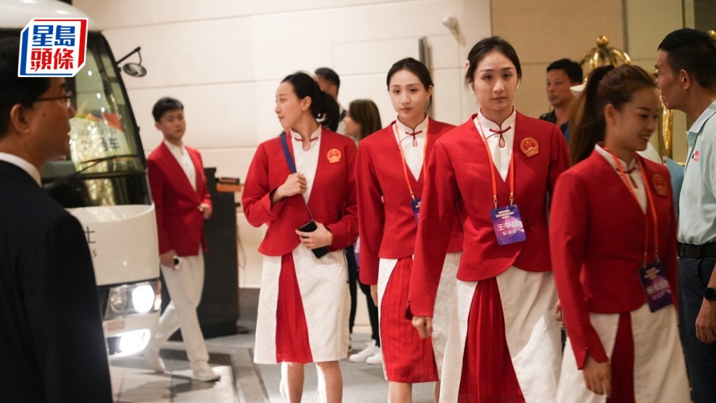 國家隊訪港|代表團晚宴後返回下榻酒店 羅詩芳:香港非常漂亮。吳艷玲攝