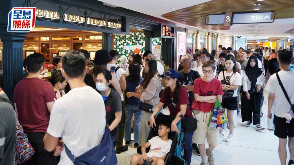 商场内人头涌涌，食肆门外大排长龙。