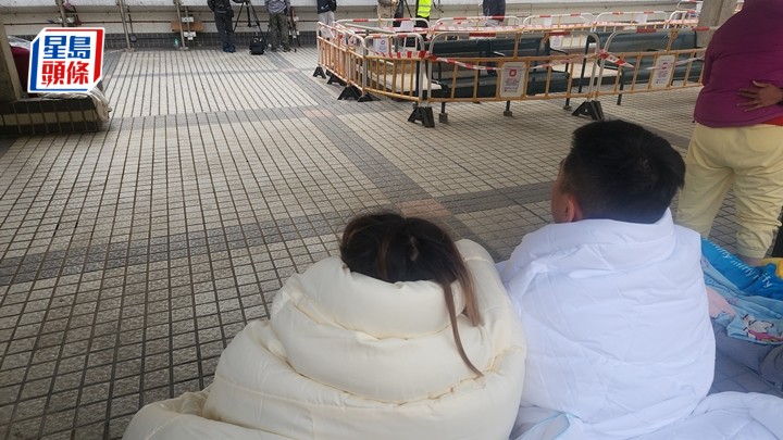 宏福苑五級火，莫女士與丈夫有家歸不得，通宵在廣福邨街市平台露宿。黎志偉攝