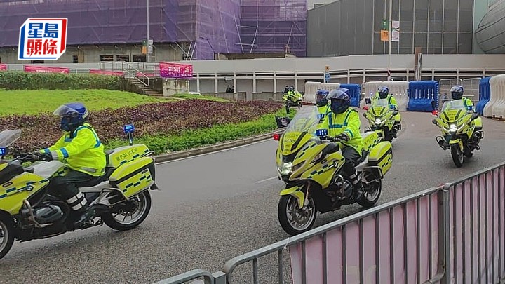 警隊護送組負責護送一對大熊貓，由機場前往海洋公園。資料圖片