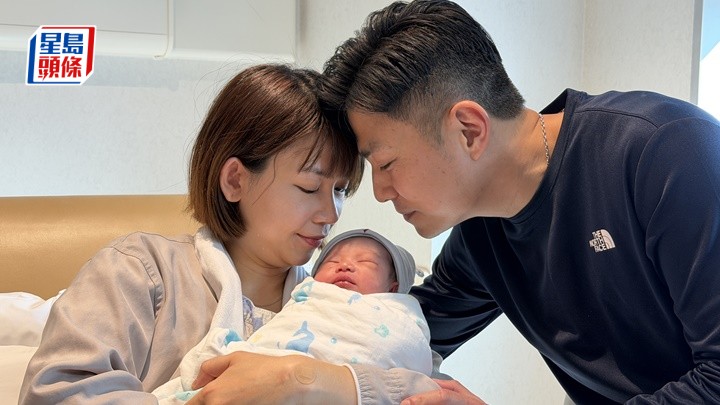 望着兒子，何生何太一臉慈愛。