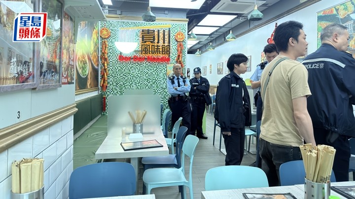 多名警员在餐厅内调查。梁国峰摄