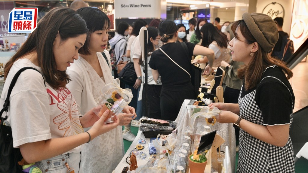 勞工處「Chill級市集 2023-青年創業實戰日 」今日（4日）起假尖沙咀美麗華廣場一期中庭開鑼。盧江球攝