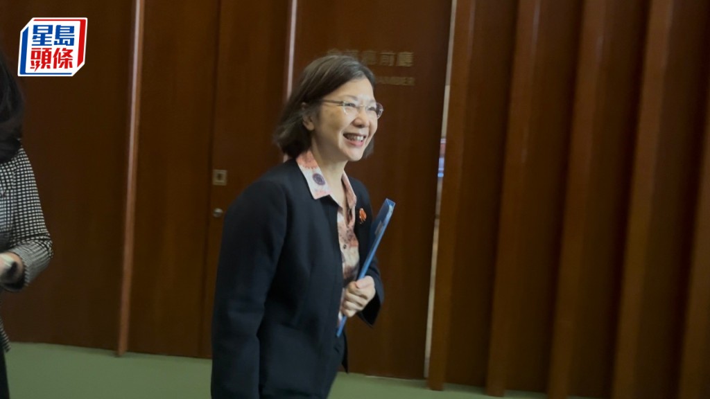 谢小华于3月30日出任政制局局长，上任两日后，今日首次出席立法会大会。