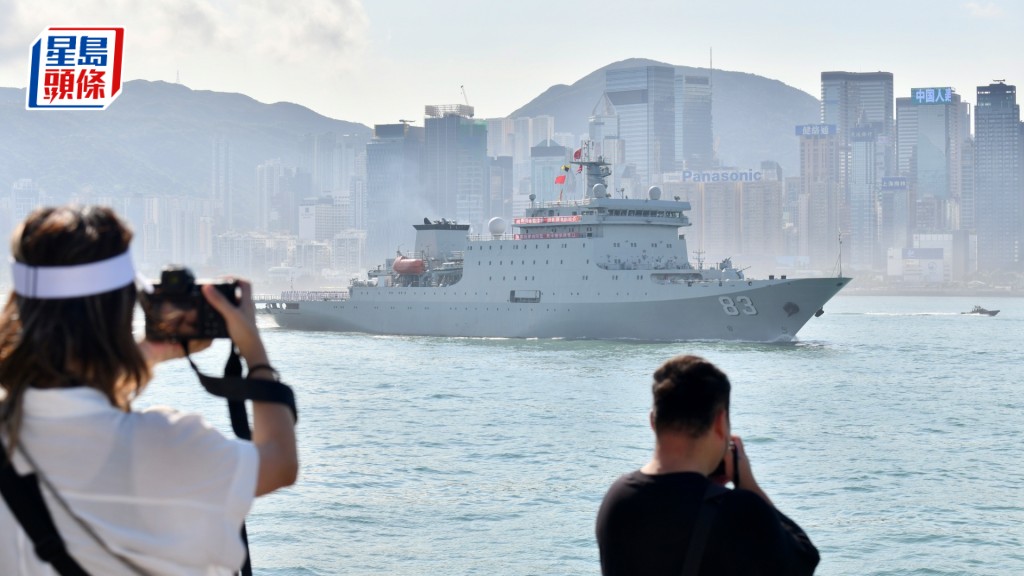 戚繼光艦沂蒙山艦今早相繼駛入維港，吸引遊客及市民舉機拍攝。 盧江球攝