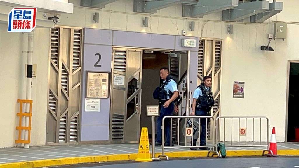 警員穿起防彈背心登樓搜查。楊偉亨攝