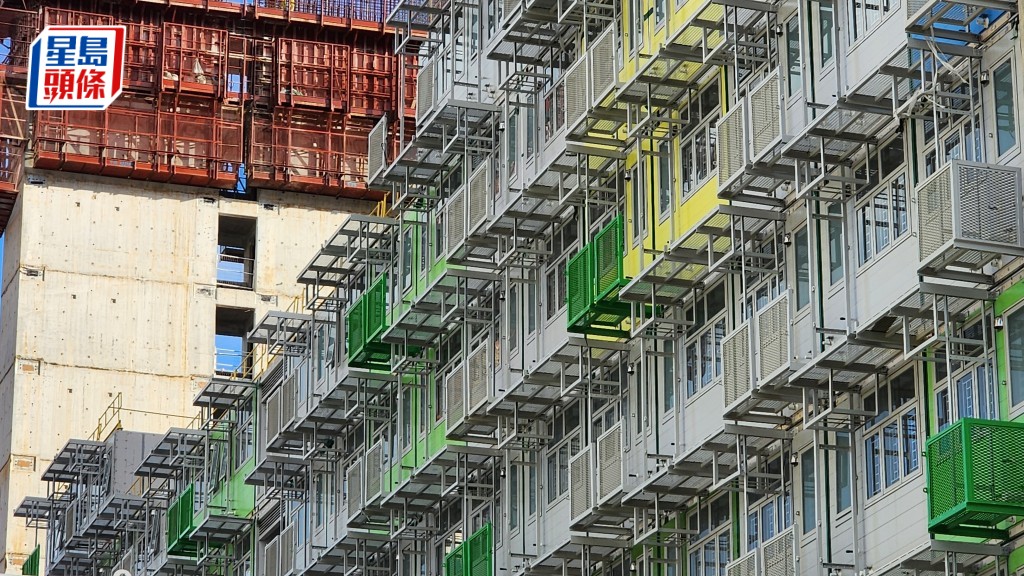 建築署先後發現小欖、屯門欣寶路及柴灣常安街3個簡約公屋項目，均出現螺絲被剪短，以及鐵板連接孔遭擅自擴大的問題。資料圖片