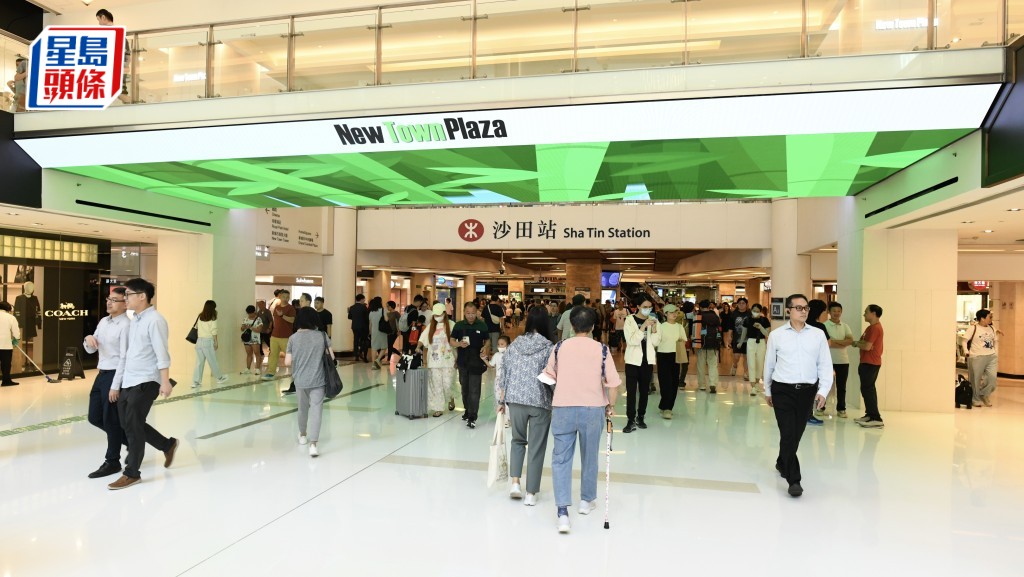 沙田一個商場有不少內地自由行旅客，有人拖篋到場掃貨。